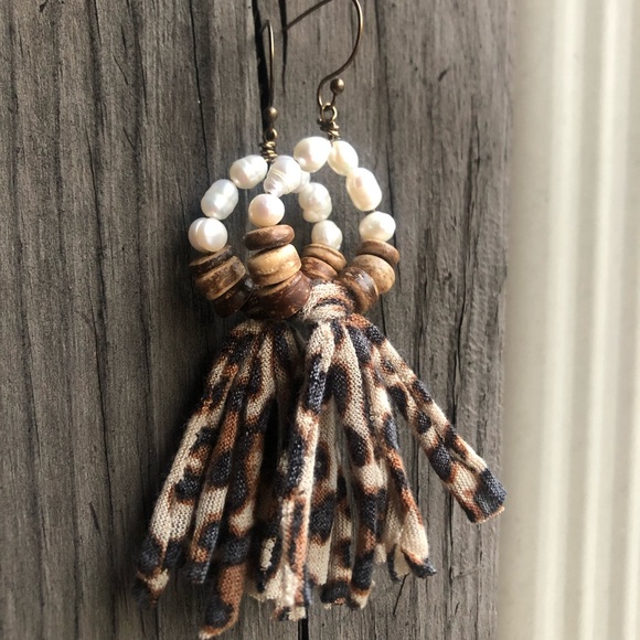 Leopard print tassel earrings freshwater pearls lightweight unique statement - Picture 2 of 2